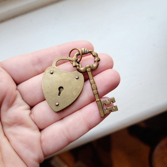 Vintage Bronze Skeleton Key Lock Padlock Pendant - Picture 1 of 5